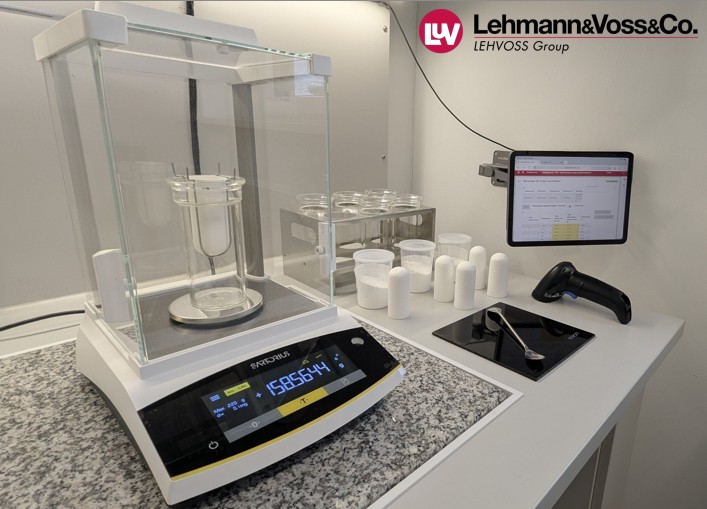 Connected balance and LabOperator workflow tablet in the LEHVOSS quality control lab